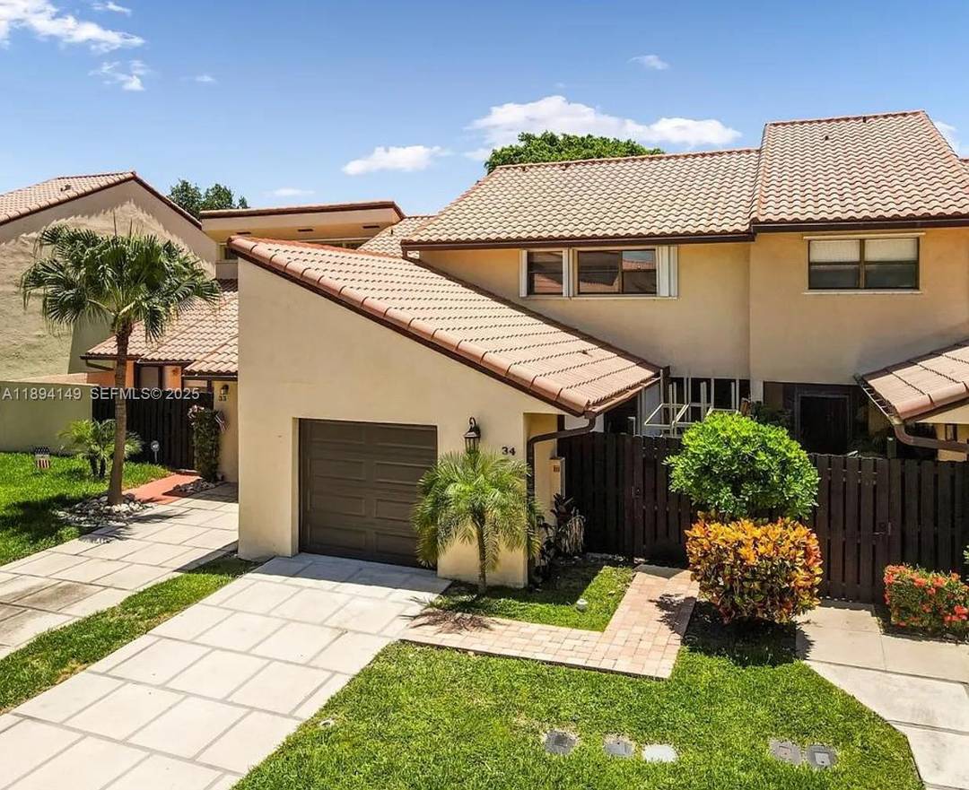 Welcome to a bright and spacious Boca Raton haven, featuring an open floor plan flooded with natural light and a stunningly updated kitchen complete with stainless steel appliances and quartz ...