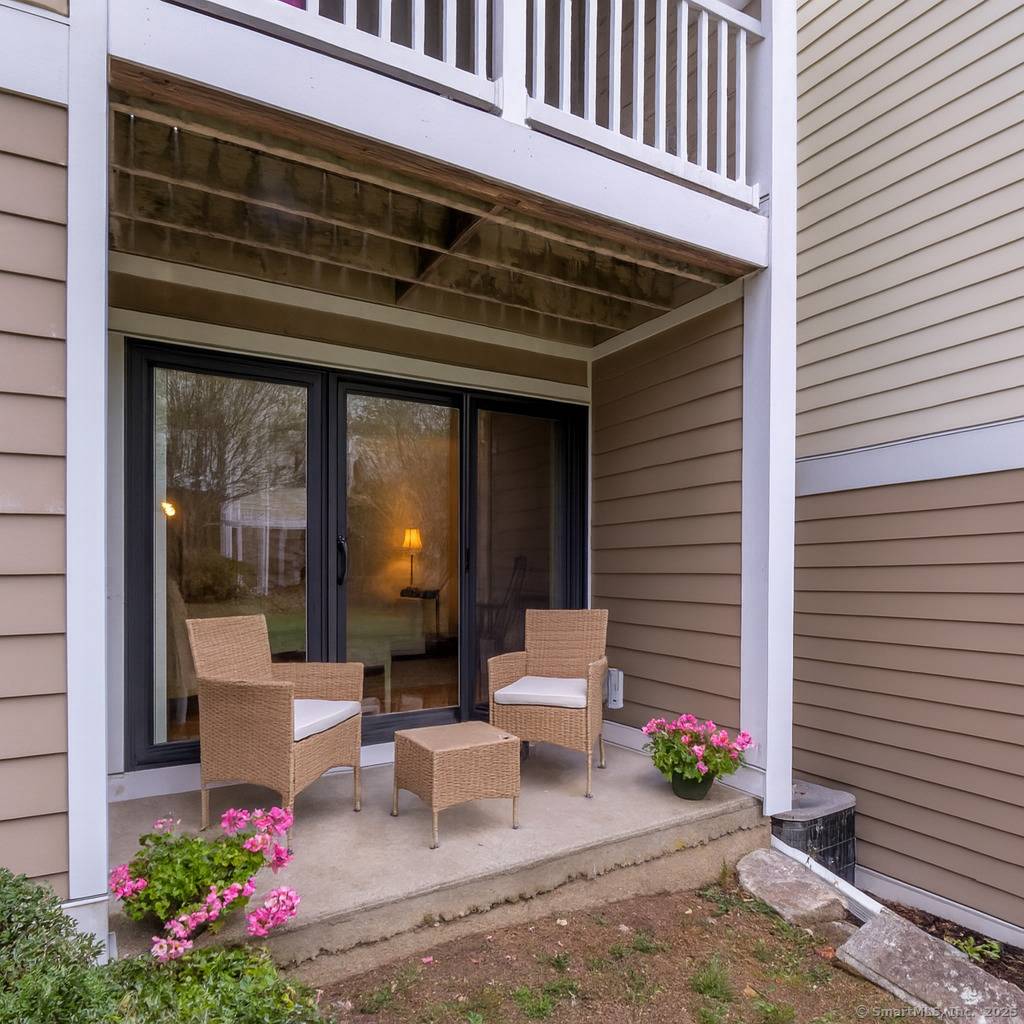 Fully renovated 2BR main level condo in the heart of downtown Ridgefield only one step into the unit !