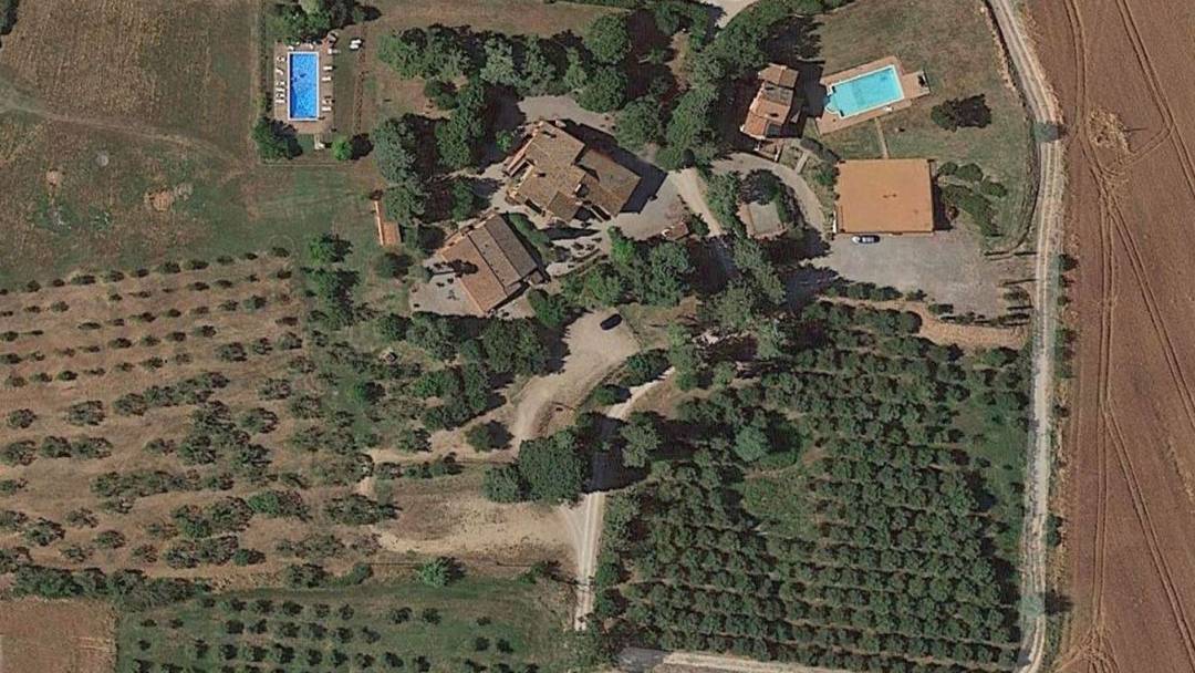 Holiday farm with two country houses and two swimming pools for sale near Castiglione del Lago, Umbria. Hill top position and private plots.