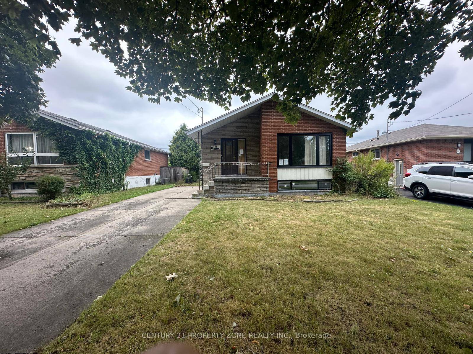 Welcome to this 3 bedroom, 1 bath bungalow nestled in the desirable Hampton Heights neighborhood of Hamilton.
