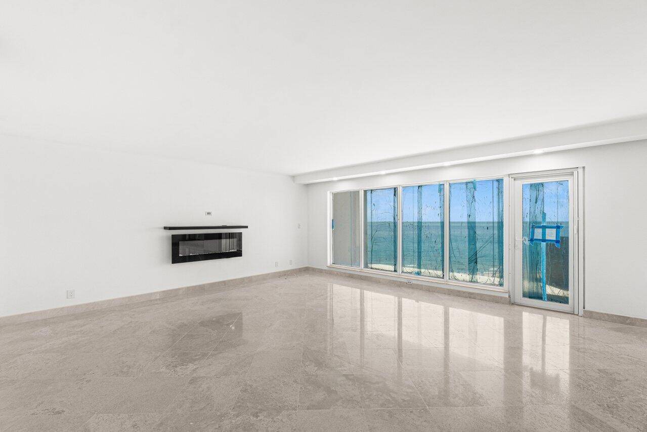 AMAZING VIEWS OF OCEAN AND SANDY BEACHES !