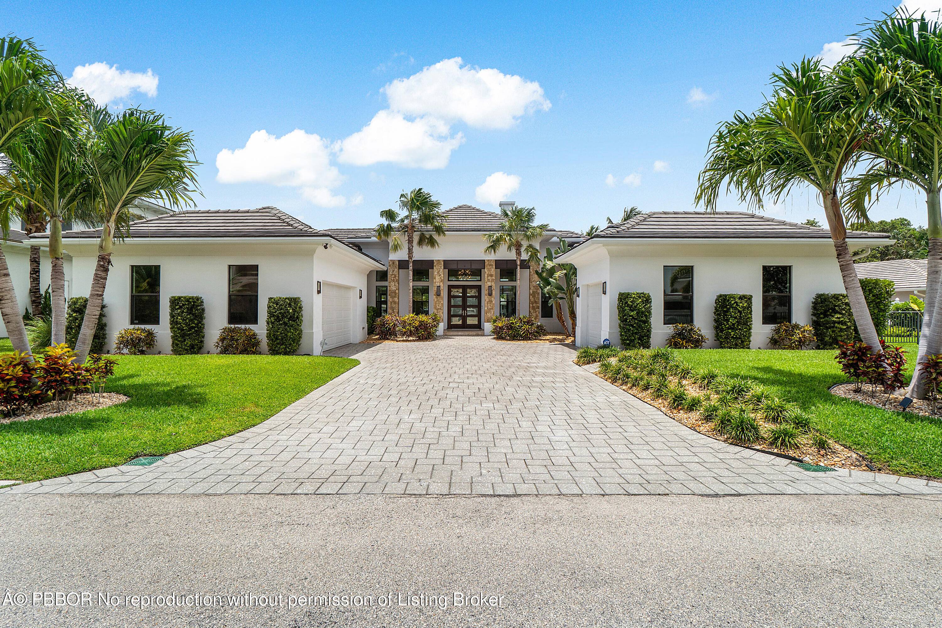 Waterfront Luxury Living in Prime Boater's Location !