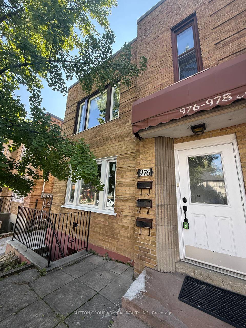 Bright and renovated 2 bedroom unit in a semi detached triplex with private front entrance, in unit washer dryer, upgraded full bath plus powder room, and one rear outdoor parking ...
