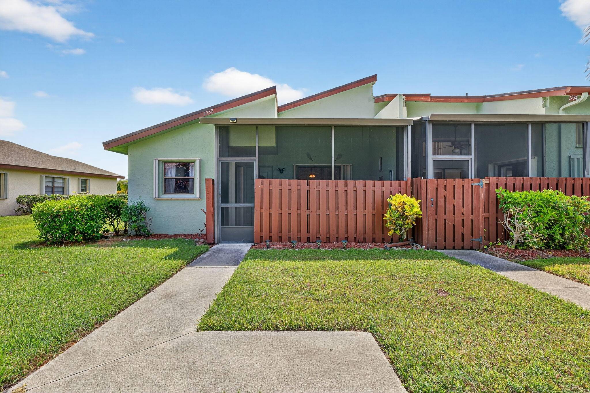 Welcome to this spacious 2 bedroom, 2 bath condo in the highly desirable, no age restriction community of the Savannahs !