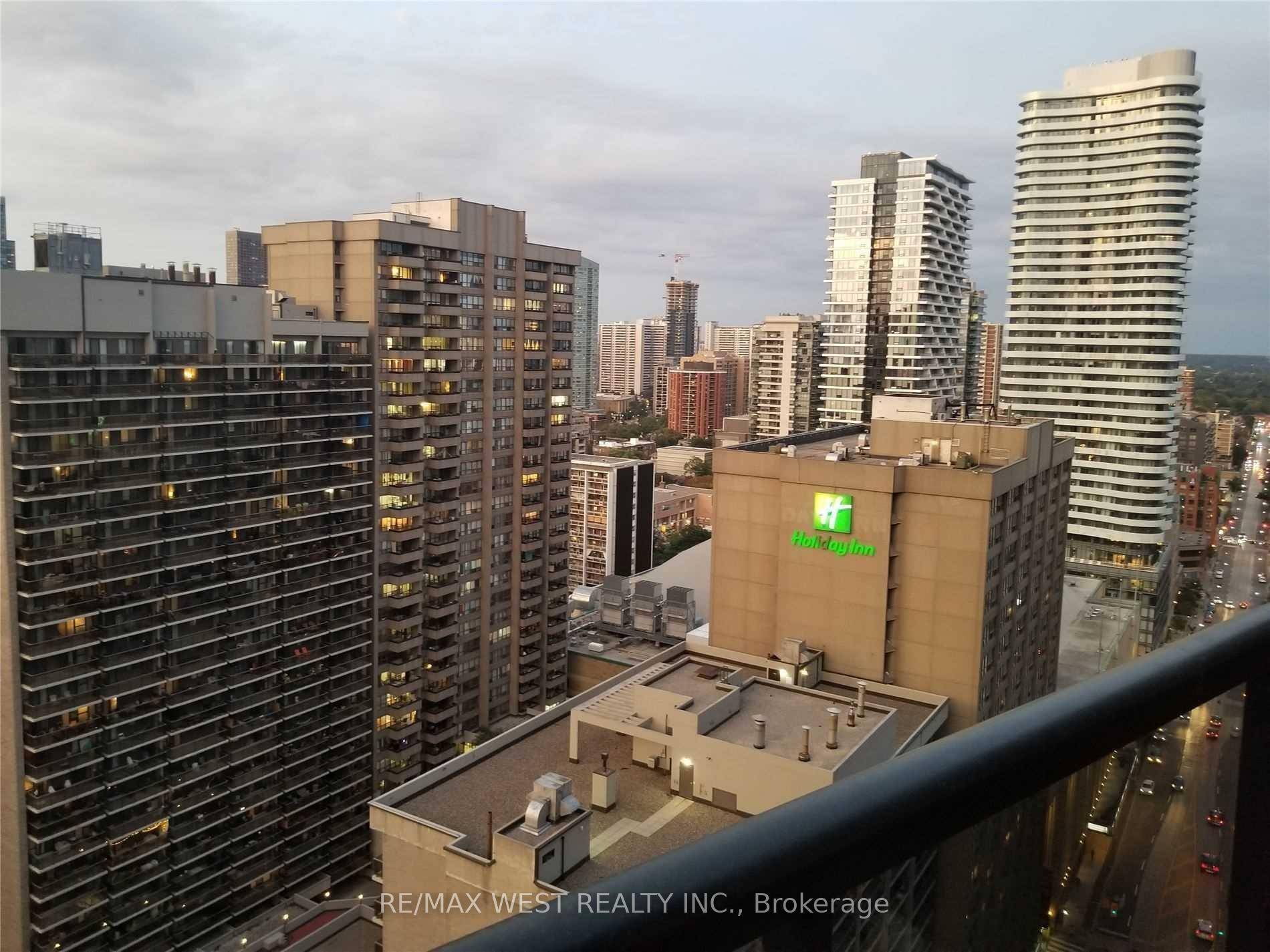 The Met Luxury 1 Bedroom Condo, With Beautiful North Clear View.