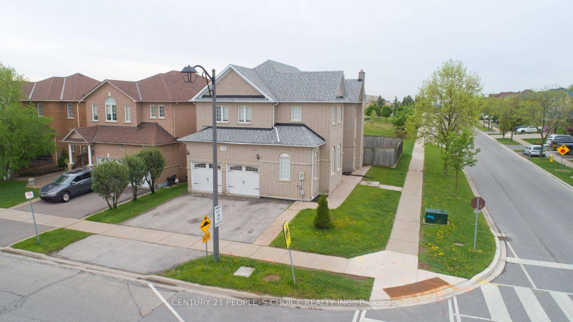 Welcome to this absolutely stunning, fully renovated 4 1 bedroom home in the prestigious Sonoma Heights neighbourhood of Woodbridge !
