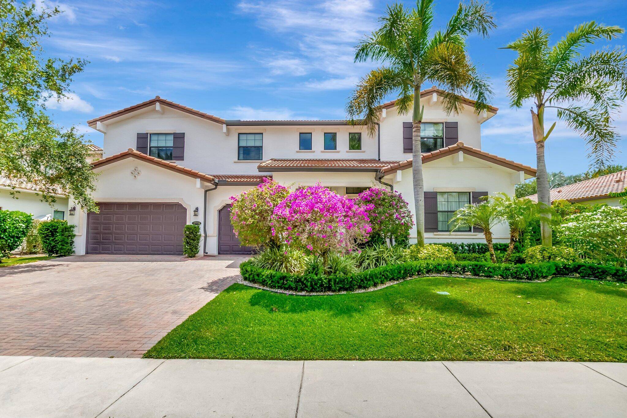 Spectacular Estate in the Prestigious OAKS Community.