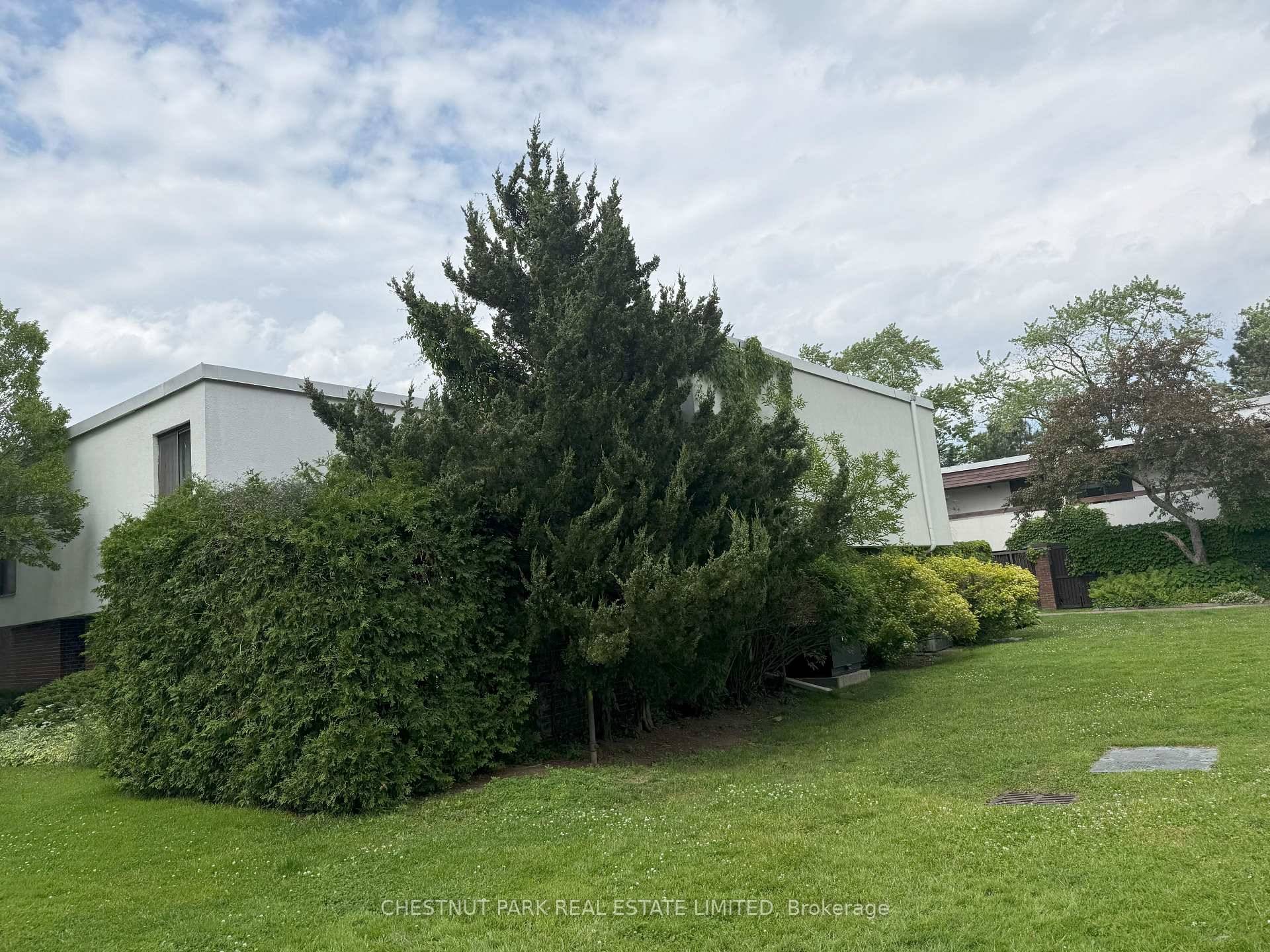 Spacious and sun filled 3 bedroom, 3 bathroom at York Mills and Leslie lovely townhouse community.
