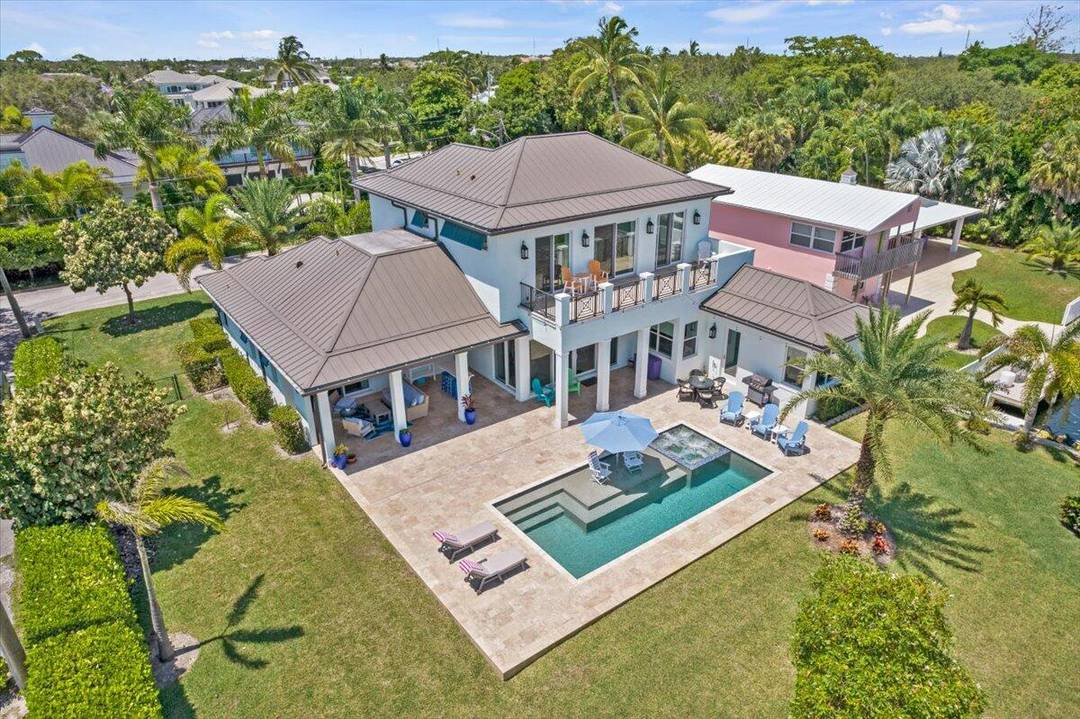 Luxurious Waterfront Oasis Seasonal Rental in Jupiter, Florida.