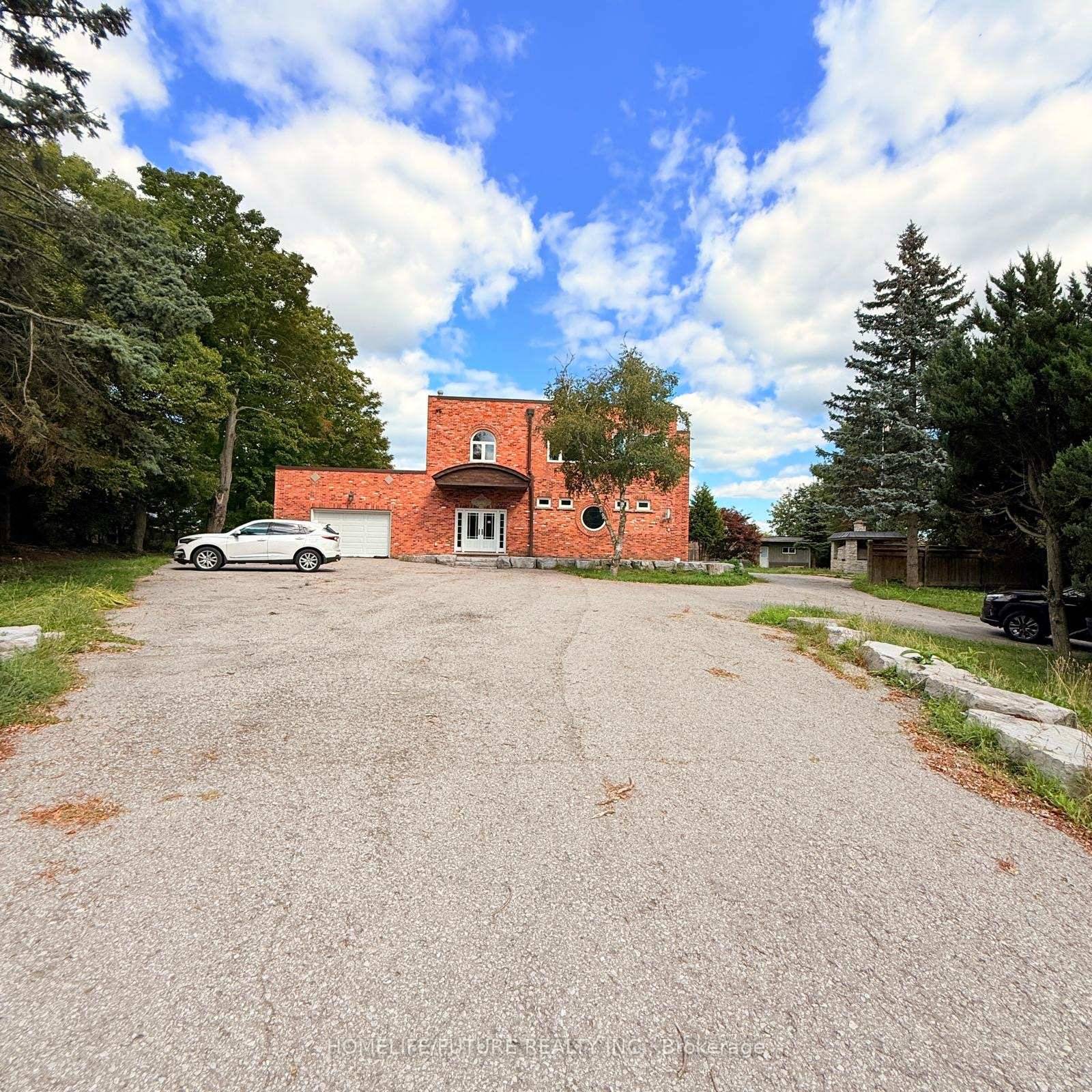 This Bright And Well Maintained 3 Bedroom Main Floor Offers Comfortable Living In A Quite, Family Friendly Neighborhood.