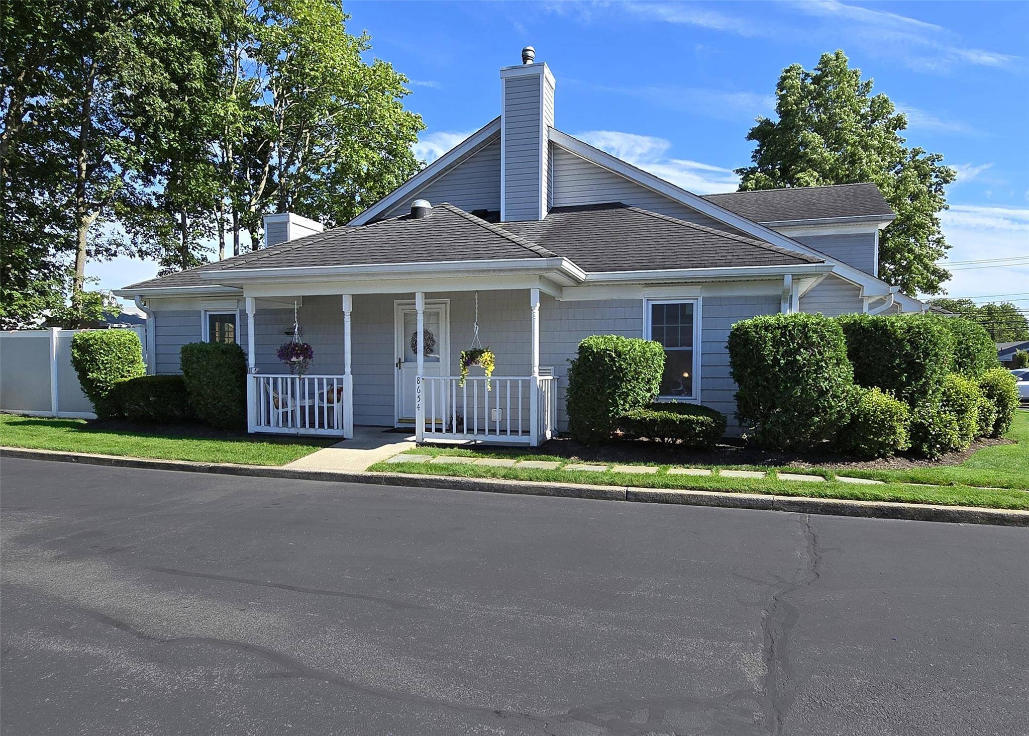 Highly desired ranch style unit in the over 55 community, The Hedges !