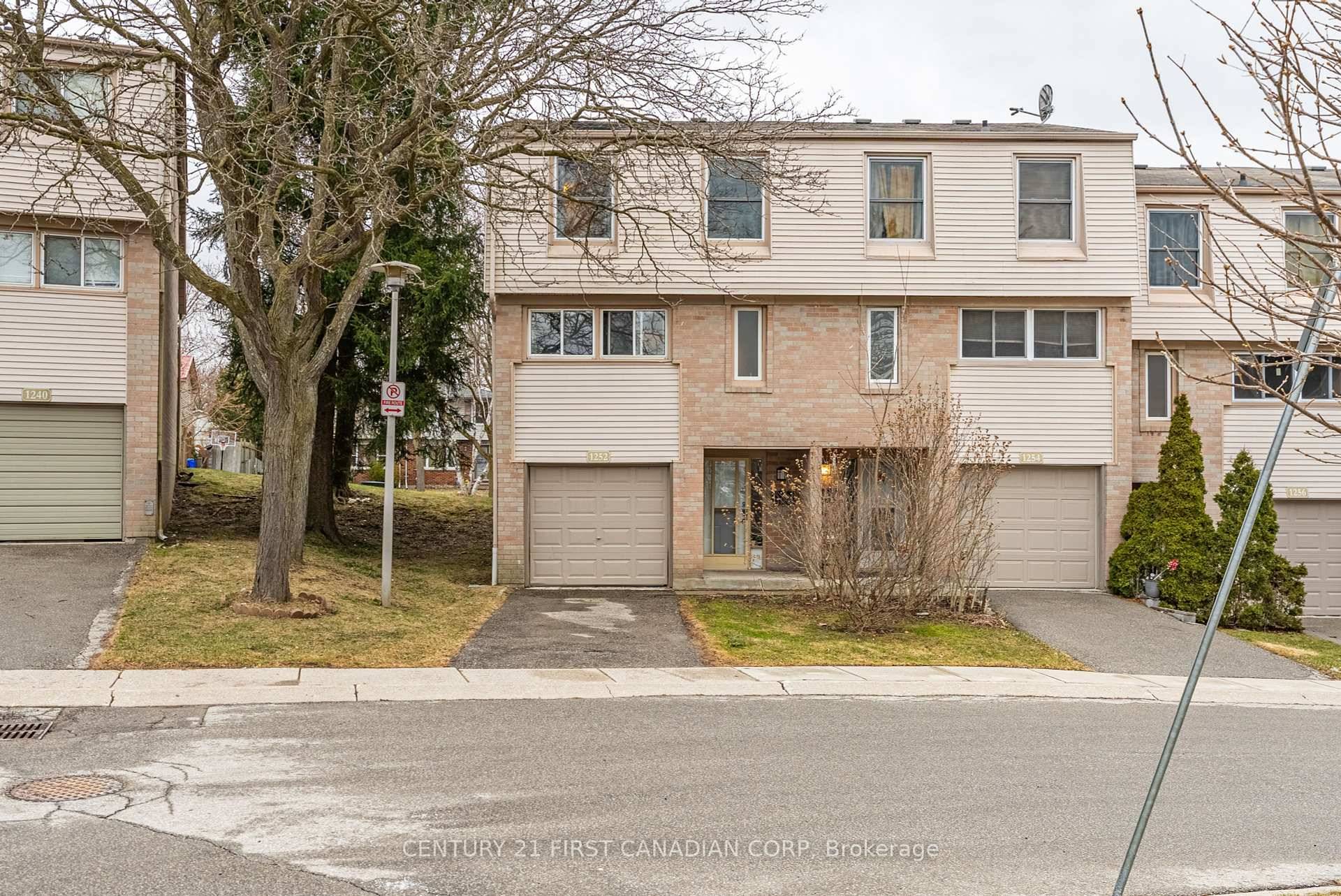 Multi Level Townhome in Northwest London Location Welcome to this spacious multi level townhome condo, ideally located in NorthwestLondon !