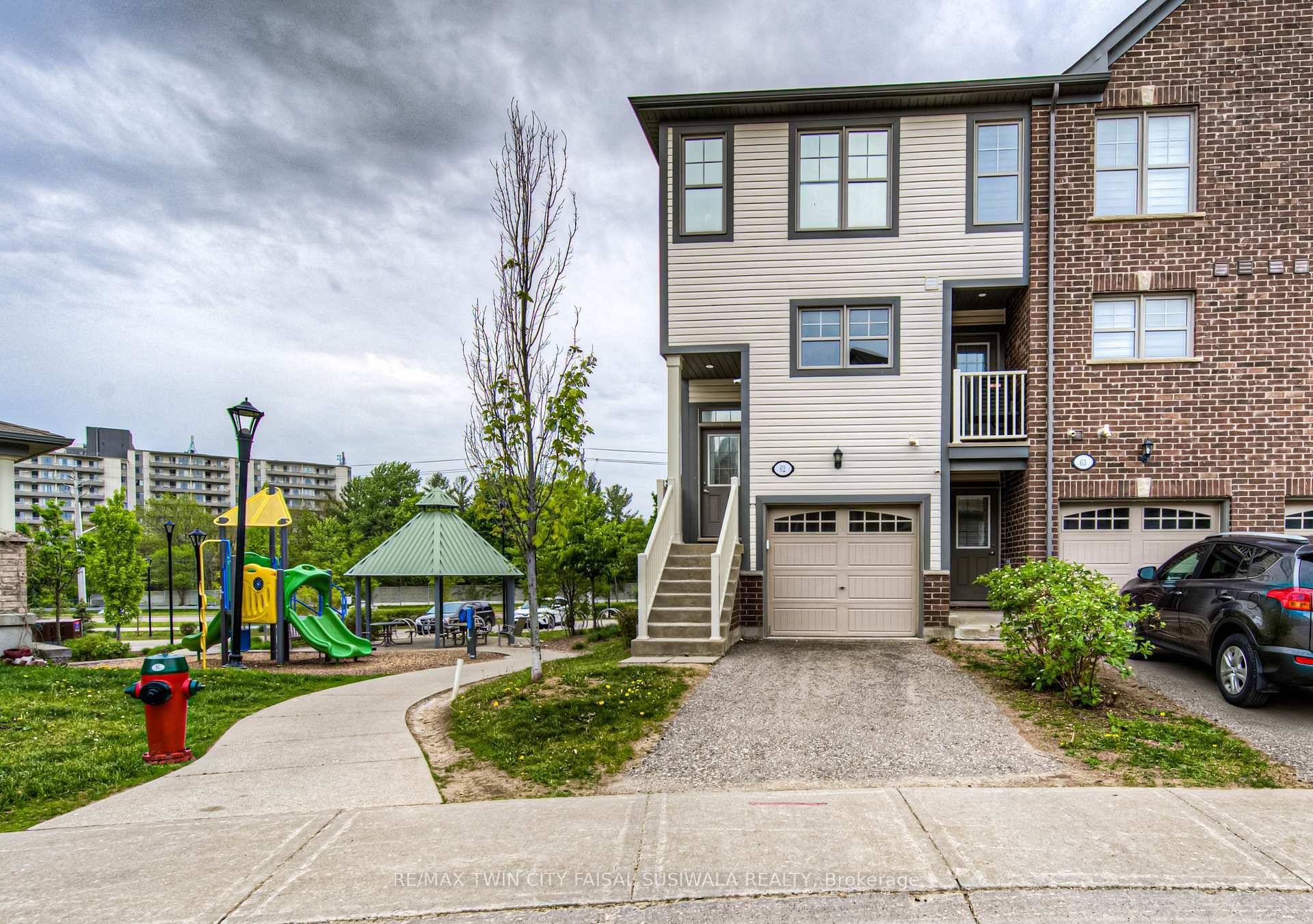 MODERN TOWNHOME IN PRIME LOCATION !