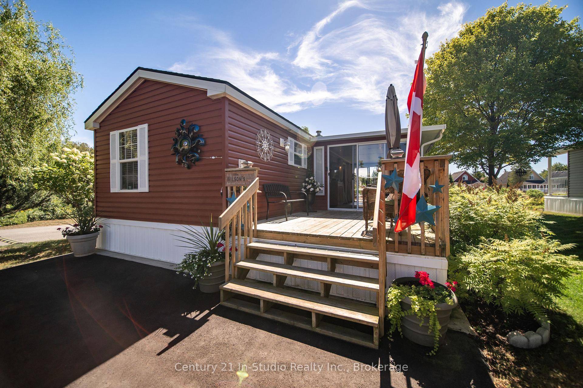 Welcome to your perfect seasonal getaway in the highly sought after Countrylife Resort !