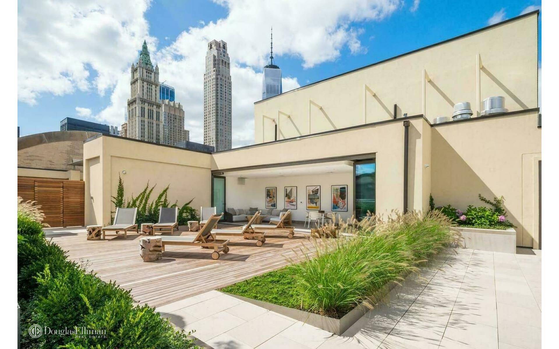 This 2, 236 SF Convertable 3 bedroom, two and a half bath residence designed by Gabellini Sheppard is housed within one of Manhattan's finest Beaux Arts landmark buildings.