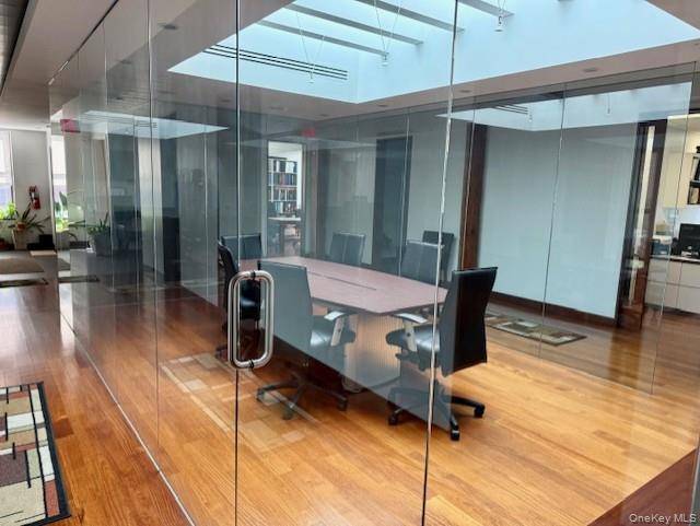 Center of ASTORIA. Convenient location.