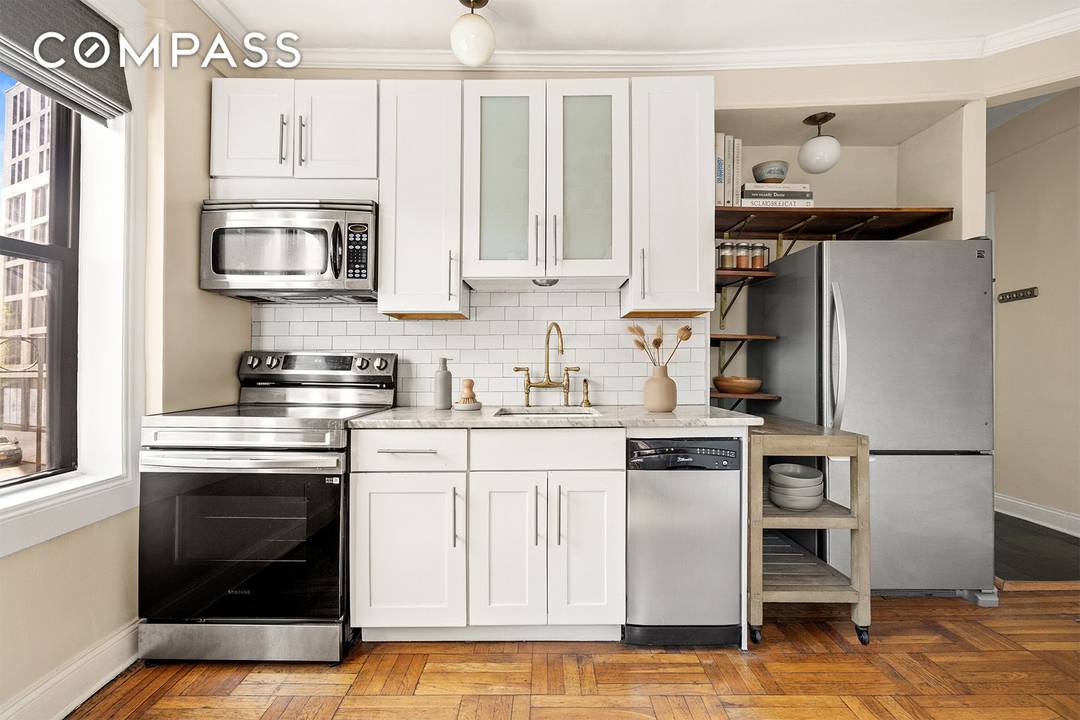 Perfectly scaled for effortless Brooklyn living, this sun drenched one bedroom, one bathroom co op offers an intimate and thoughtfully appointed retreat in the heart of Prospect Heights.