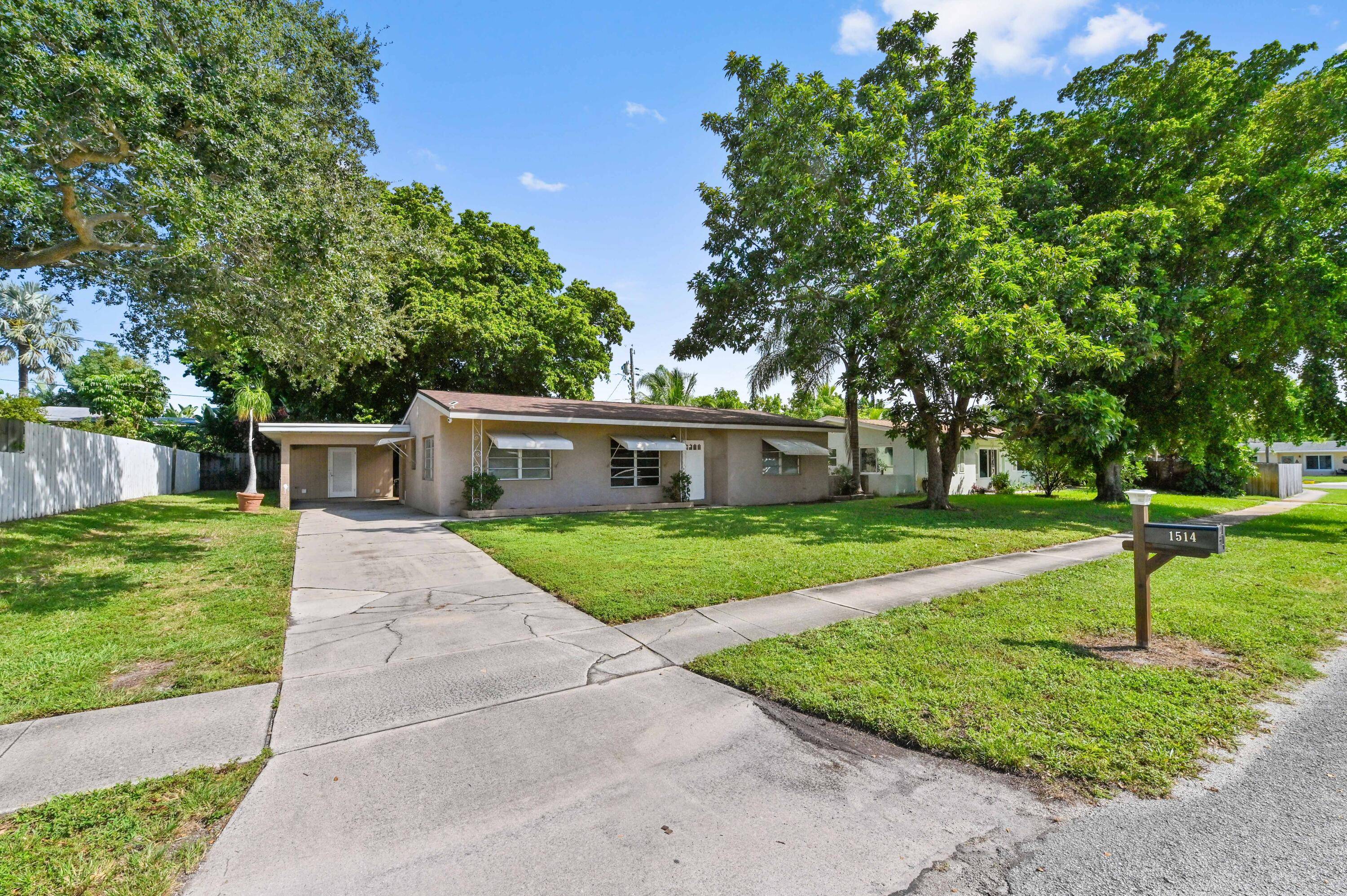 Nestled in the desirable non HOA community of Lake Osborne Estates in Lake Worth, this charming 3 bedroom, 2 bathroom single family home offers a blend of comfort and functionality.