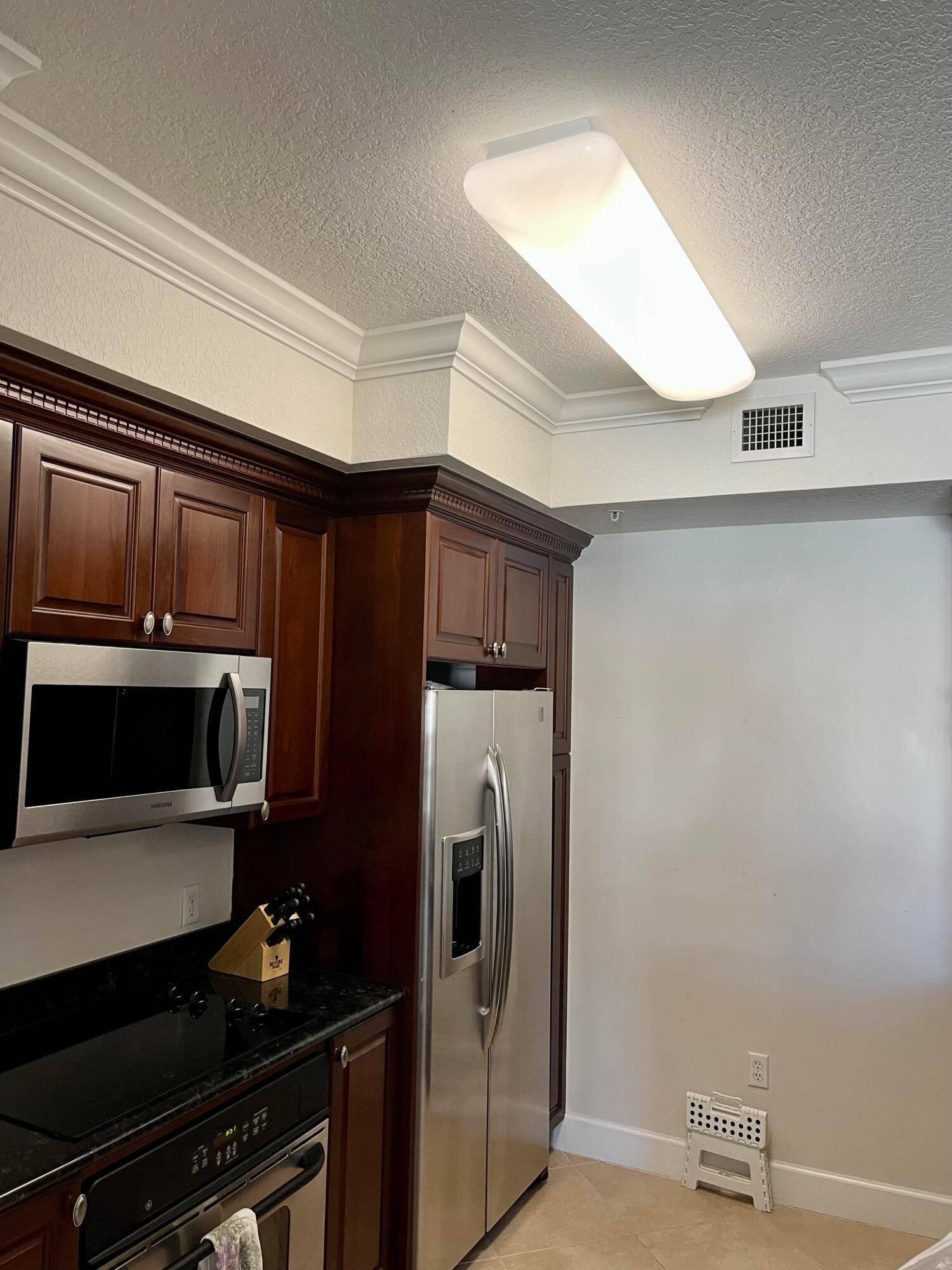 In the heart of Renaissance Commons Beautiful community within walking distance to to many shoppes and restaurantsTenant just renewed their lease.