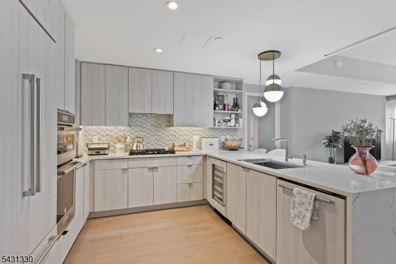 Luxury Waterfront Living at AVORA ?
