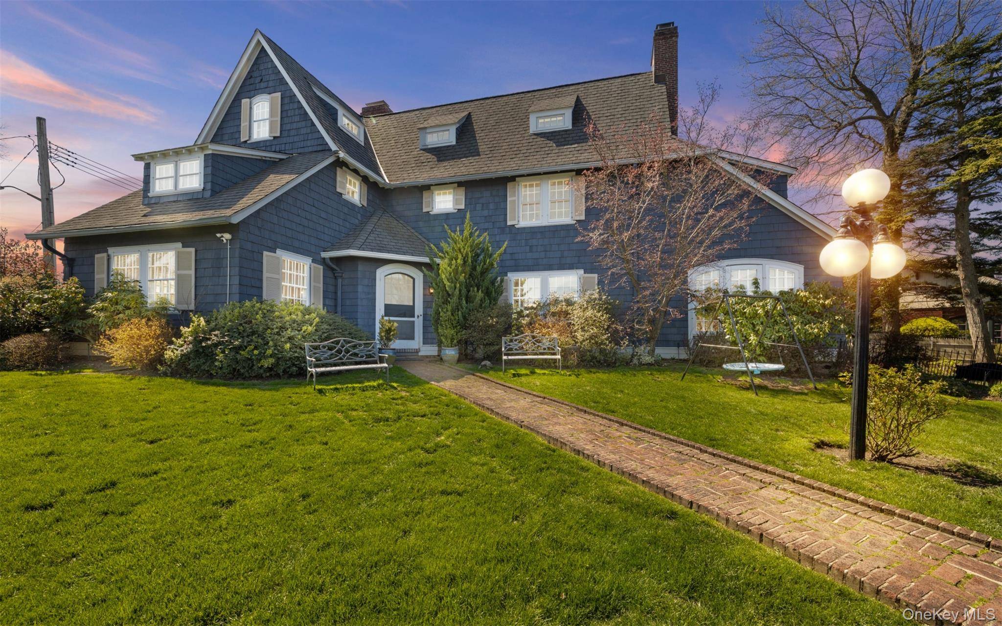 Welcome to The Point at Douglaston Manor.