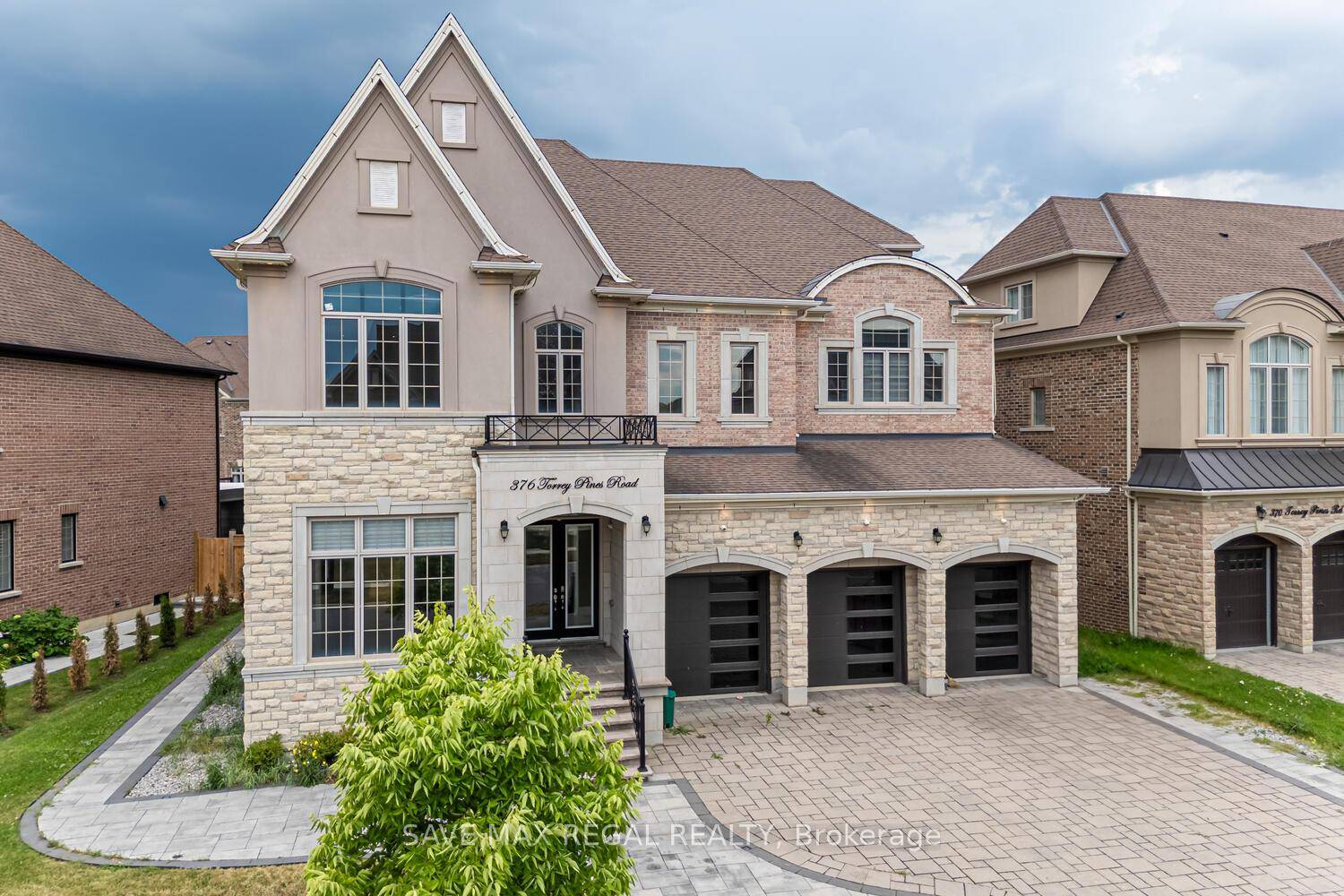 Welcome to this exceptional detached home nestled in the heart of Kleinberg.