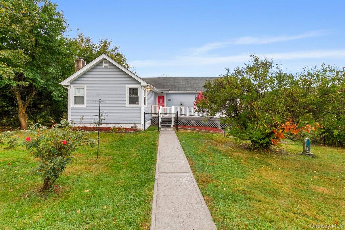 Well maintained ranch home featuring 3 bedrooms and 1 full bath.