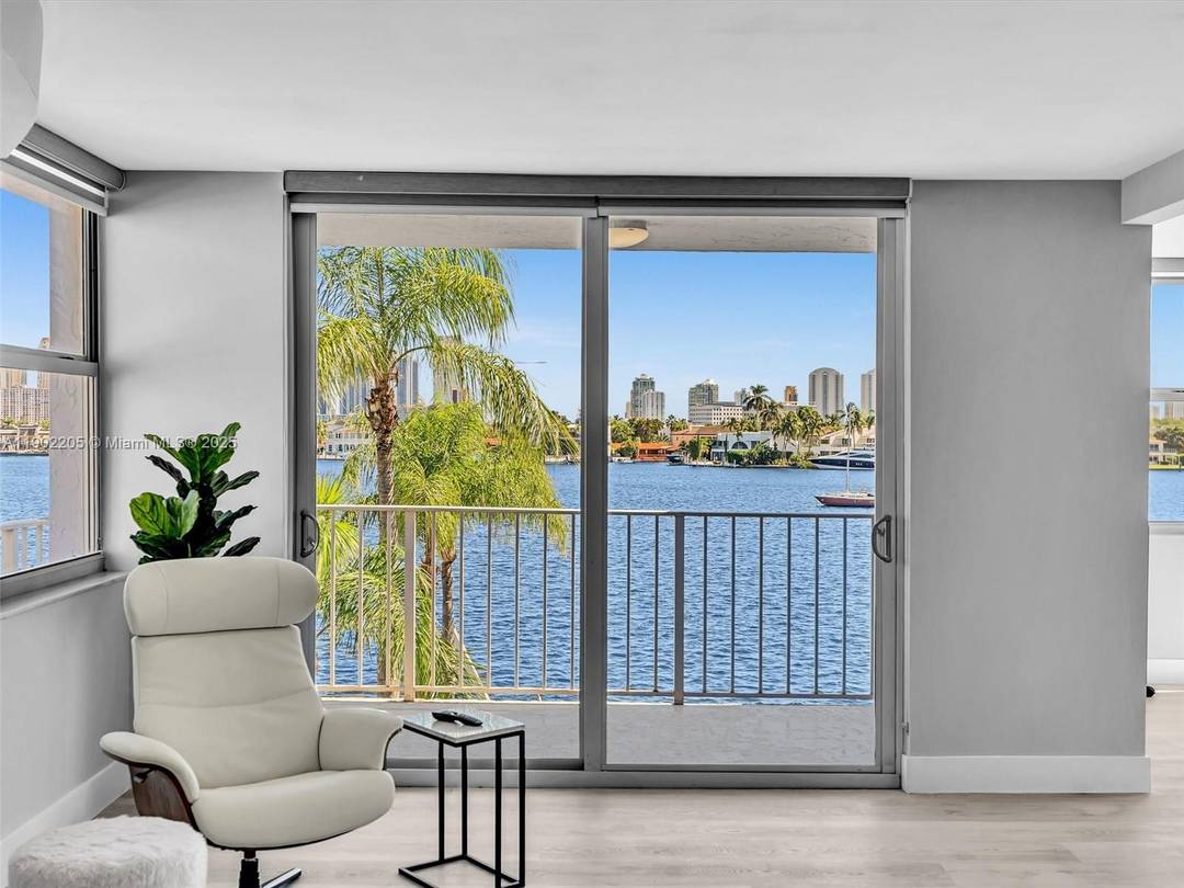 Stunning Waterfront 2 Bedroom Condo with 30 Foot Dock !