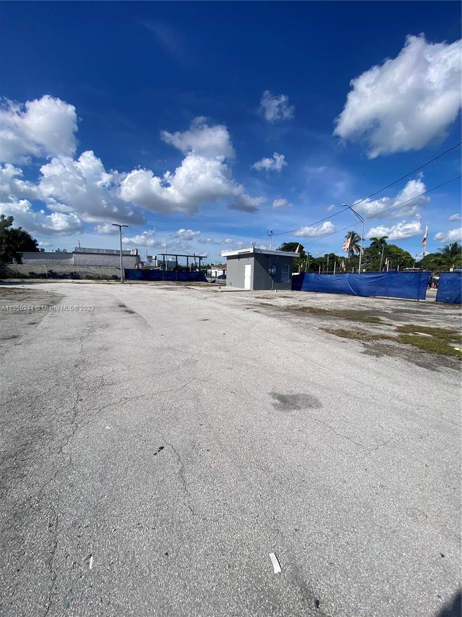 Block Assemblage DEVELOPERS DREAM Convenient Accessibility To Major retail Prime Neighborhood demographics Favorable T6 8 0 Zoning west block 01 3112 052 0010 8, 800 sf 01 3112 015 0010 ...