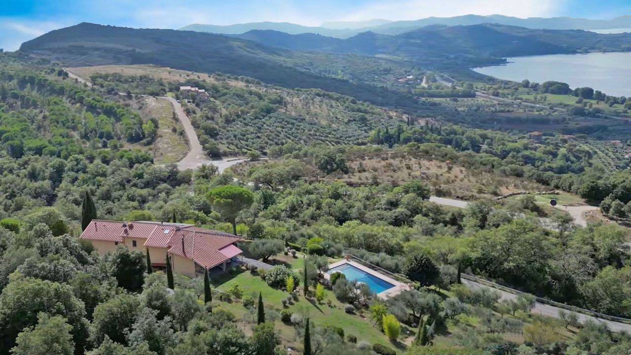 Prestigious property with luxurious villa, panoramic pool, 2 hectares of land and views of Lake Trasimeno for sale in Umbria.