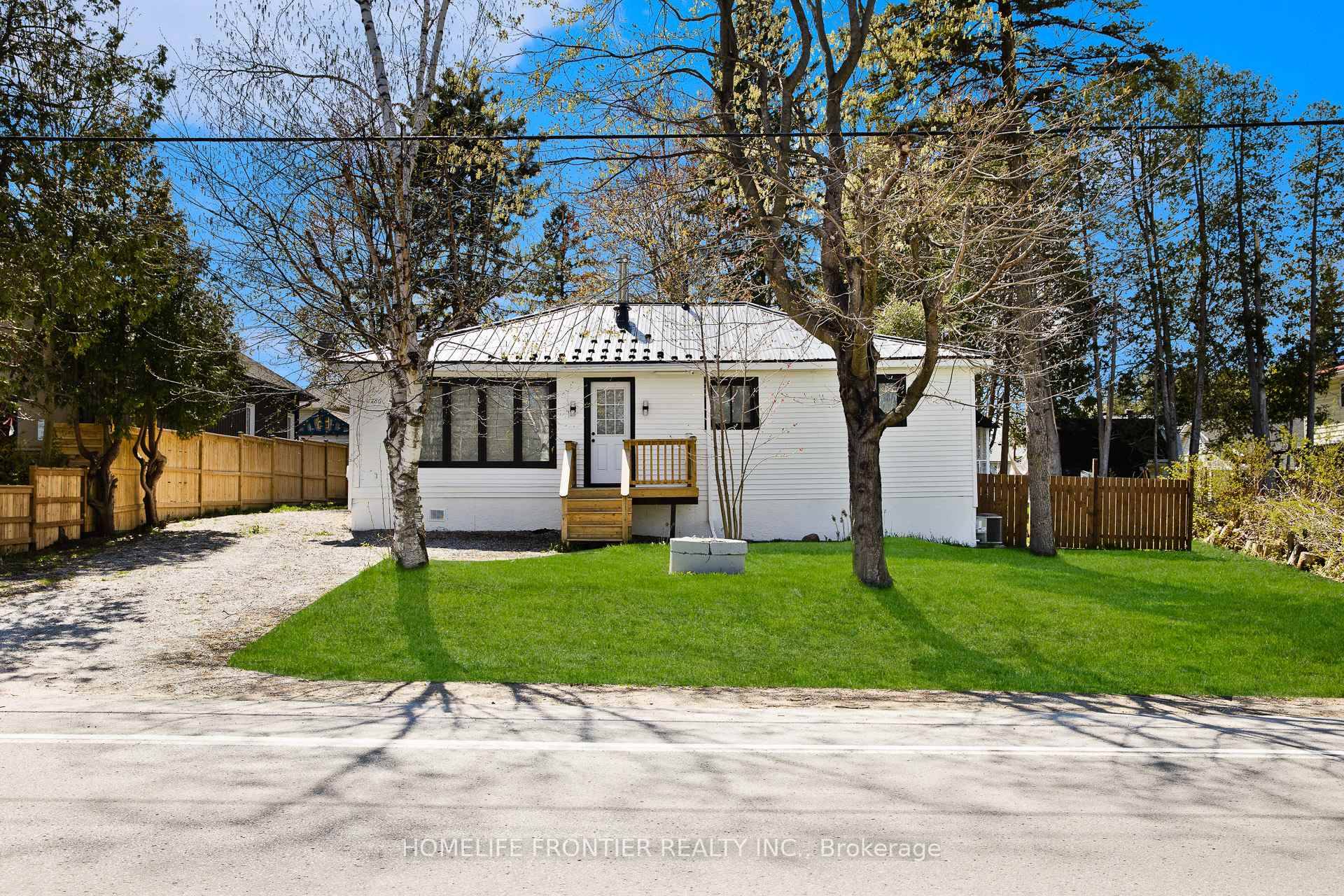 Location, Location, Location, Prime Investment Property nestled on premium 75x100FT Builder'sLot in Alcona, Innisfil Close To Beautiful Innisfil Beach Park amp ; Lake Simcoe !