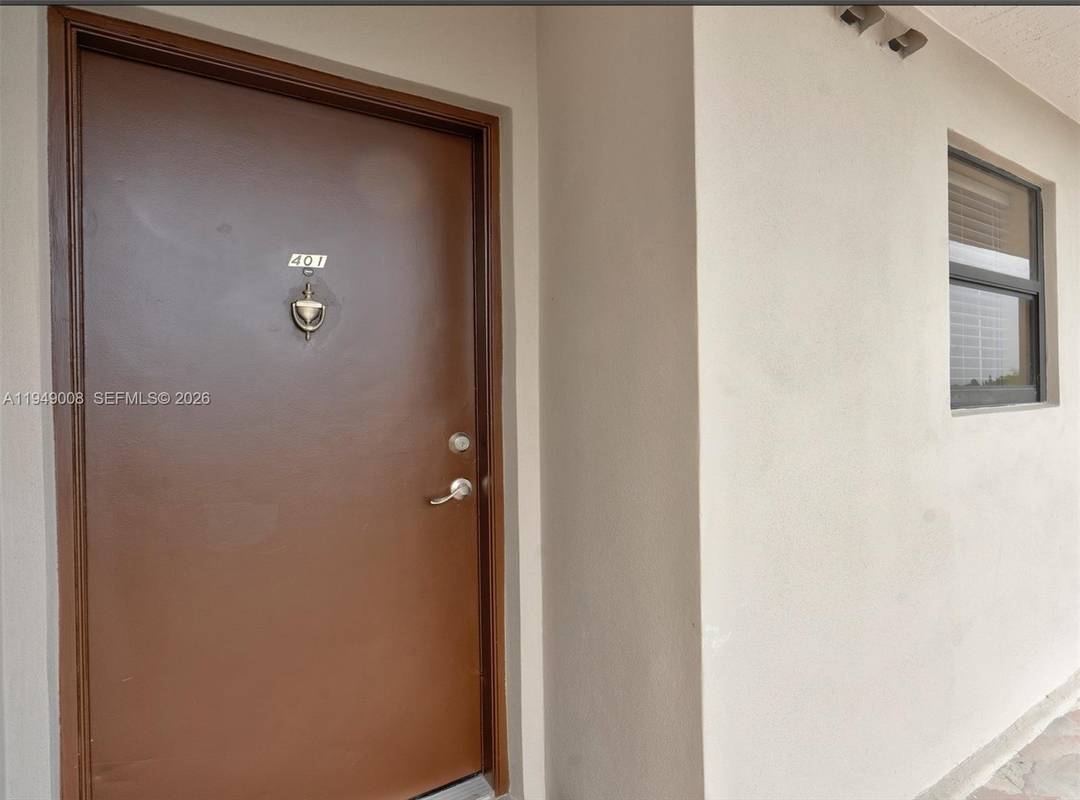 Beautifully 2 Bed 2 Bathroom apartment on the 4th floor, with a lake view in the balcony, in unit washer and dryer within the Heart of Miami.