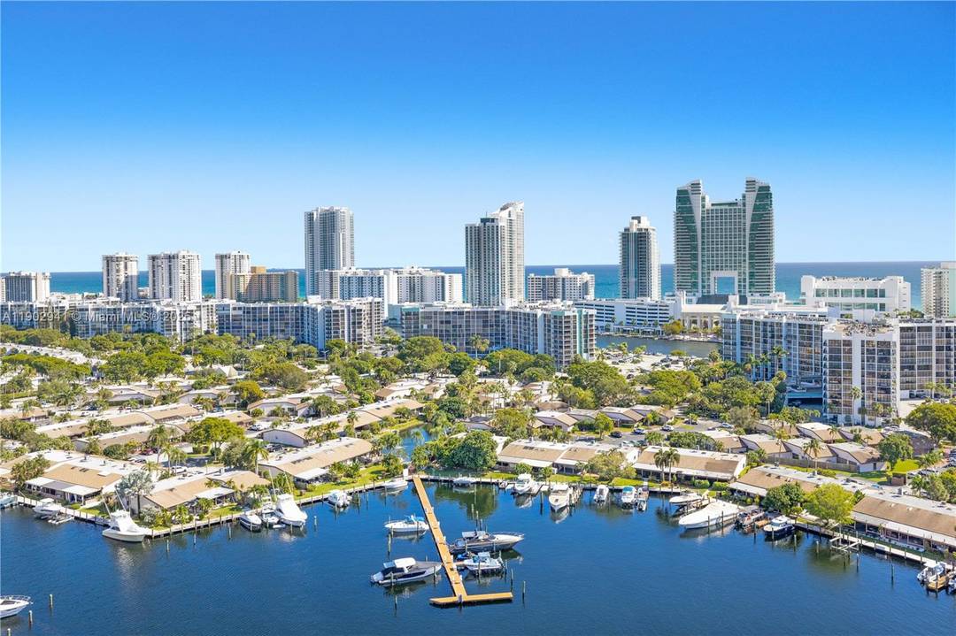 PENTHOUSE RESIDENCE OVERLOOKING THE OCEAN, INTRACOASTAL amp ; MARINA.