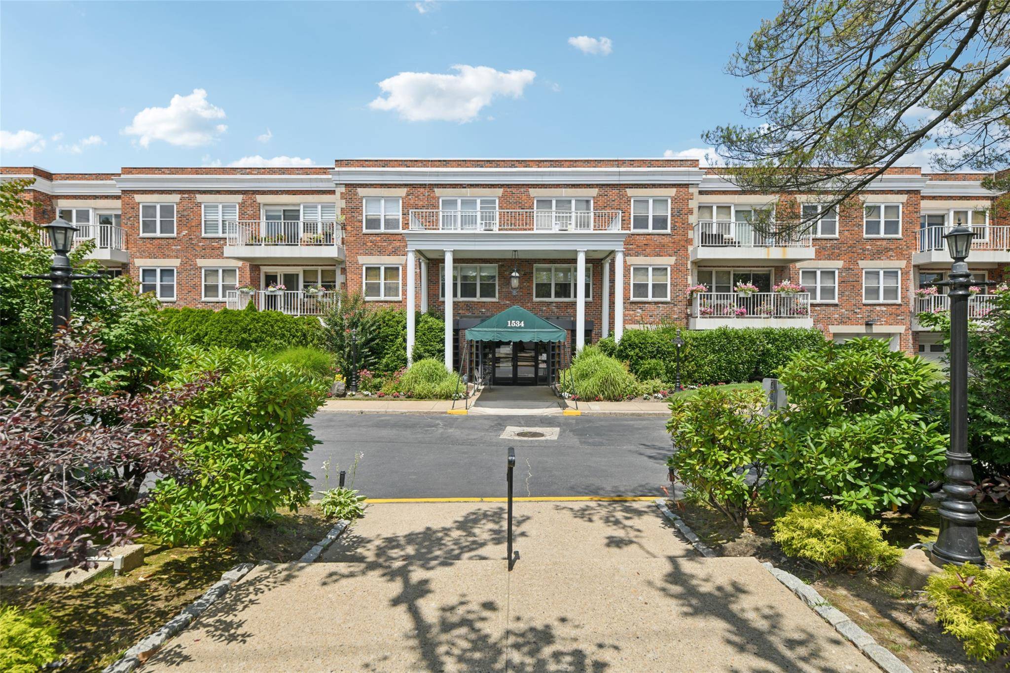 Experience luxury ranch style living in this upscale condominium with doorman and elevator !