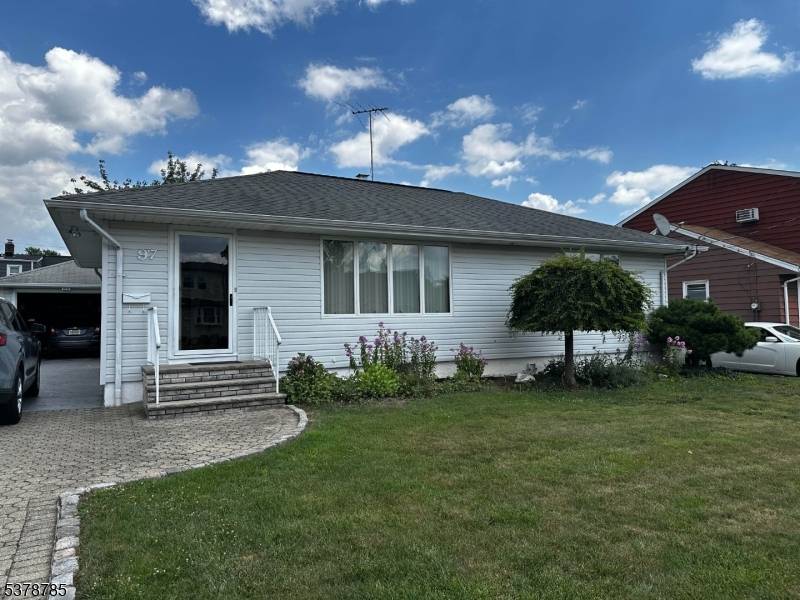 Welcome to this beautifully maintained 2 bedroom, 2 bathroom ranch located in the desirable Allwood Section.