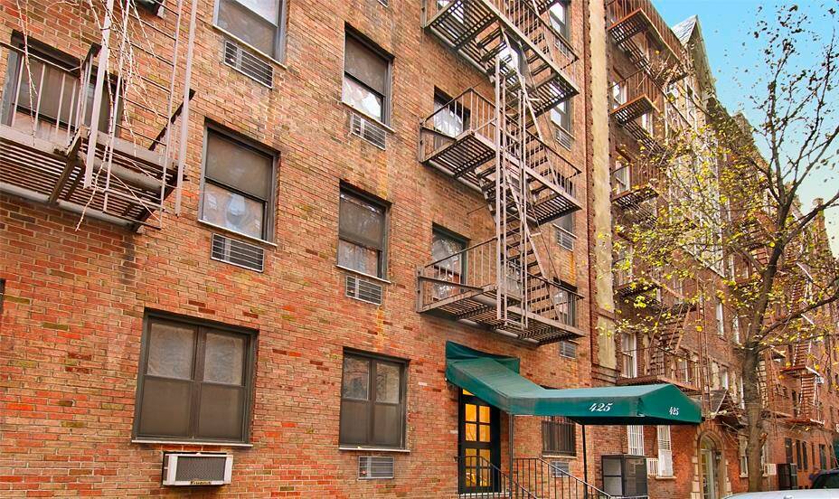 Sunny pre war Chelsea one bedroom featuring soaring 10 foot ceilings and beautiful hardwood floors, ideally located just moments from the iconic High Line and the renowned Chelsea Art Galleries.