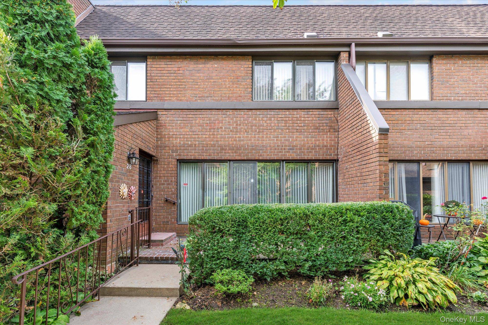 Fabulous opportunity to own a Buttonwood model in the highly sought after development of Acorn Ponds.