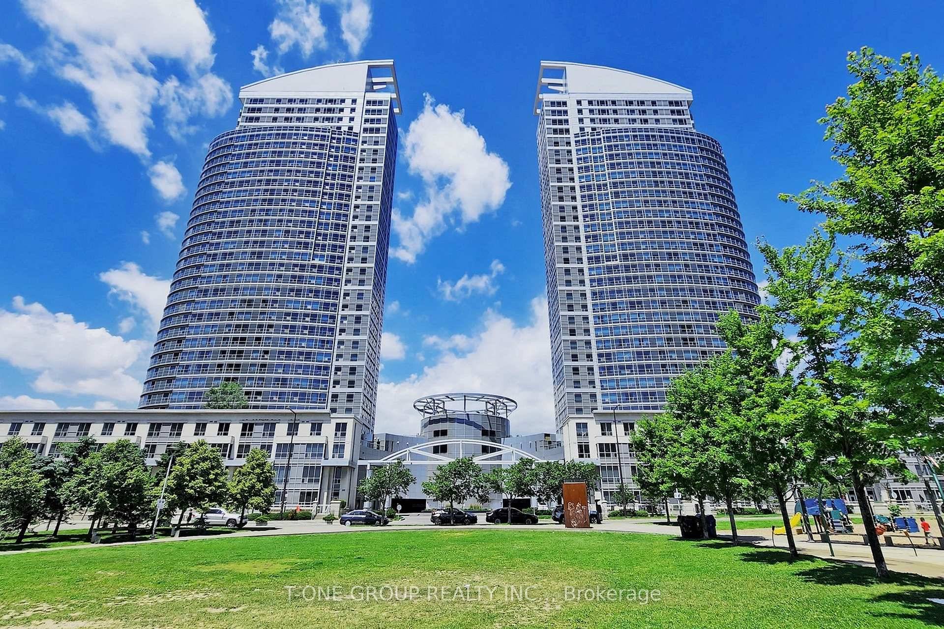 Stylish 2 Bedroom 2 Baths Corner Unit W Gorgeous Panoramic amp ; Unobstructed Views.