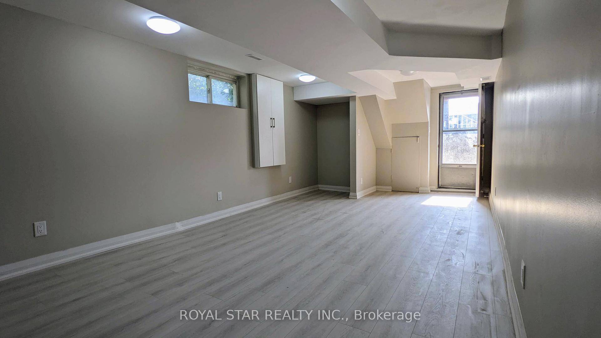 Bright amp ; Spacious 2 Bedroom Basement Apartment in Prime Mississauga Location !