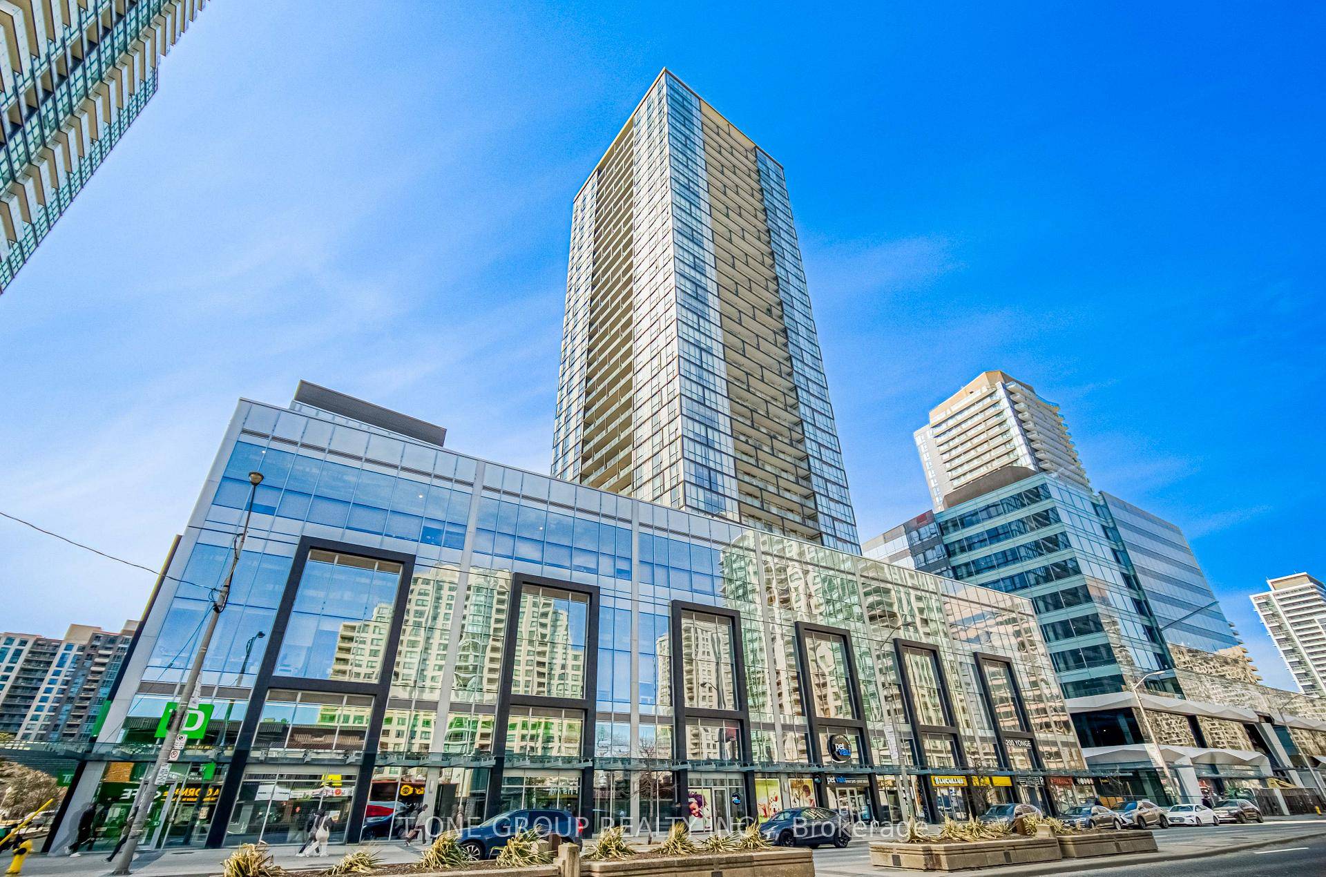 Don't miss out this 2 bedroom with 2 bath room condo unit located at the NorthYork Center.