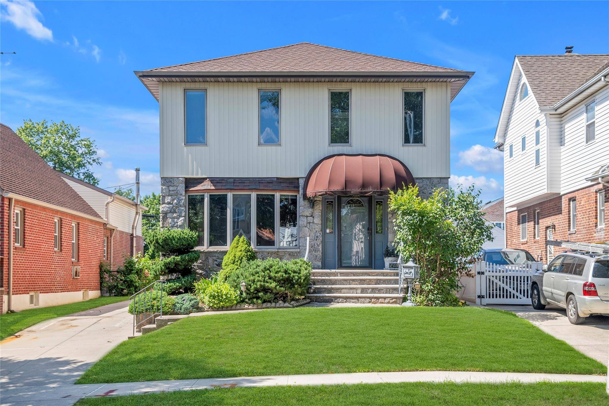 Well Maintained, extended single family house in Whitestone.