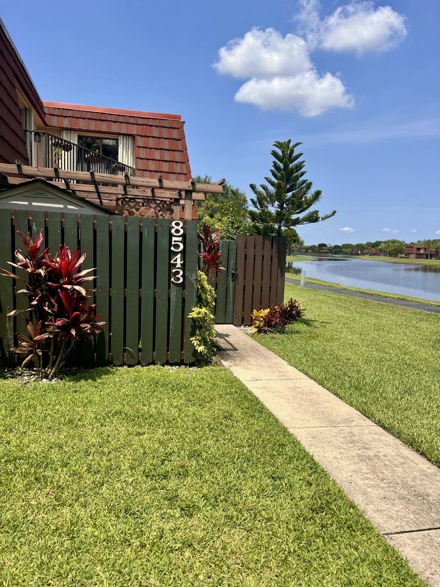 Rarely available Beautifully UPDATED Townhouse with LAKE VIEW !