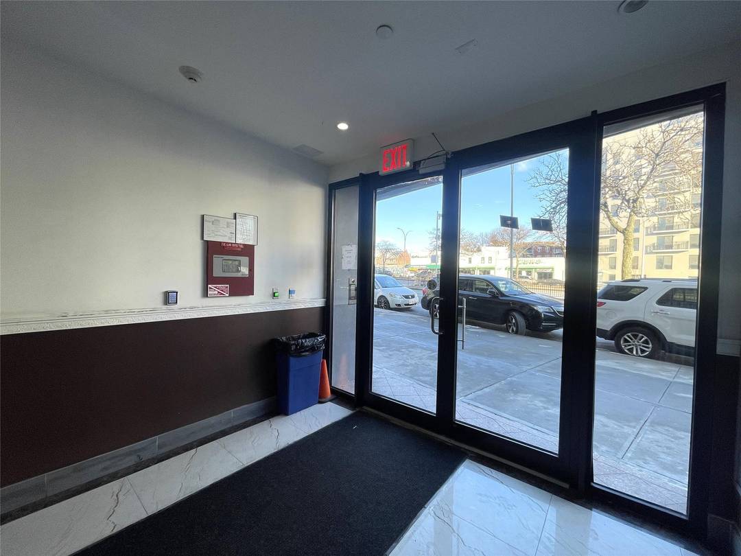 Conveniently located and pet friendly 1 Bed 1 Bath Condo Unit on the 10th floor.