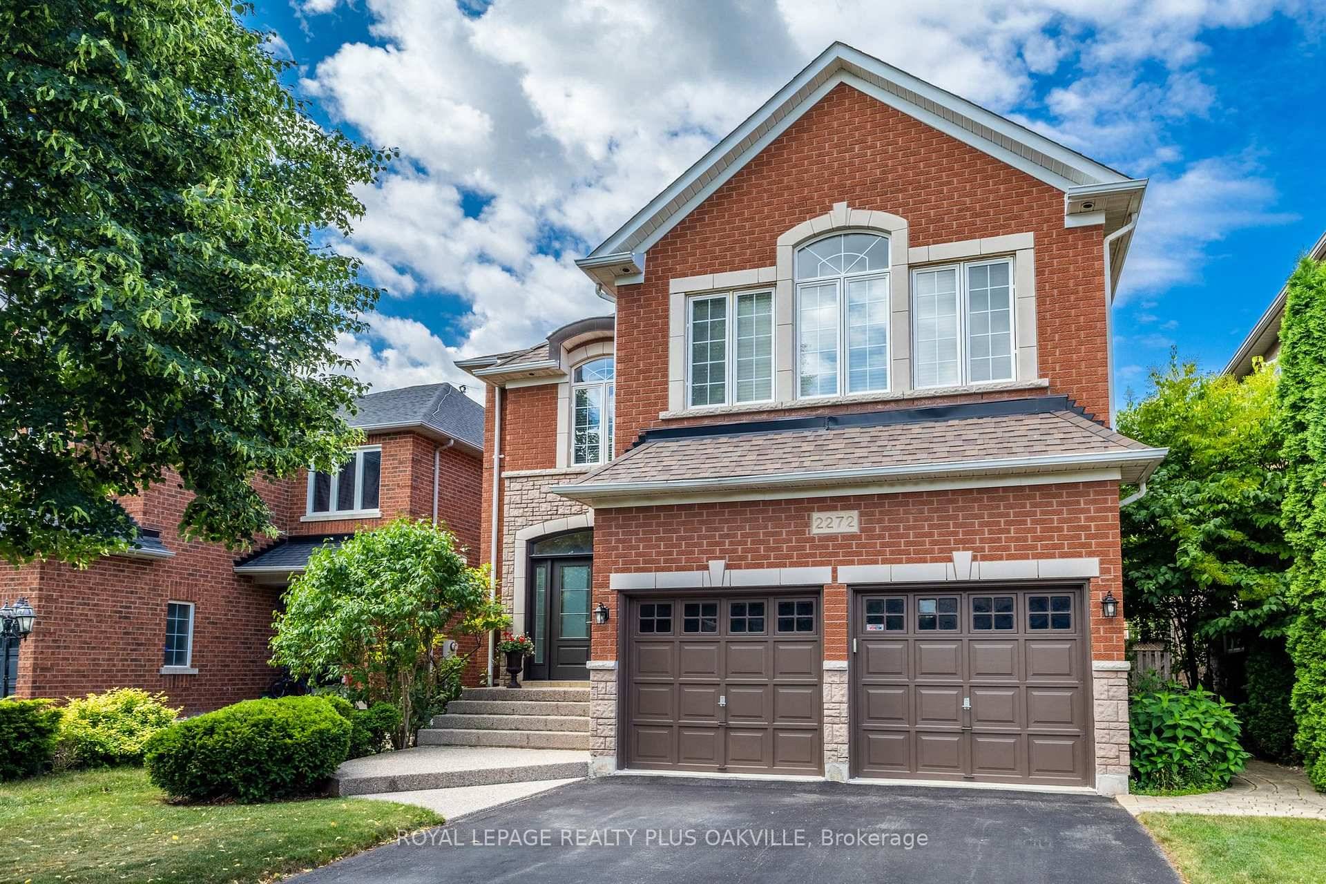 Stunning Executive detached home, quality built, with curb appeal in Oakville's popular, family friendly West Oak Trails neighbourhood !