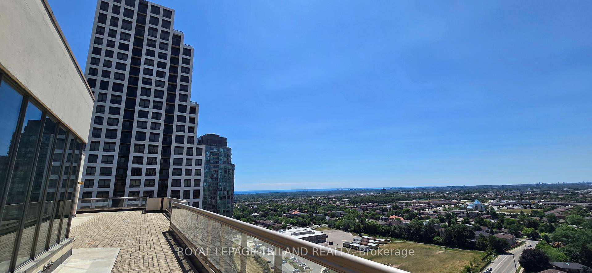 Welcome to Unit 711 at 55 Elm Drive West Where Space Meets City Living.