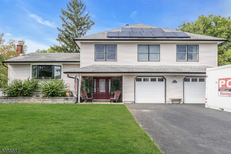 WELCOME HOME Spectacular custom split level with an impressive 1, 600 sq.