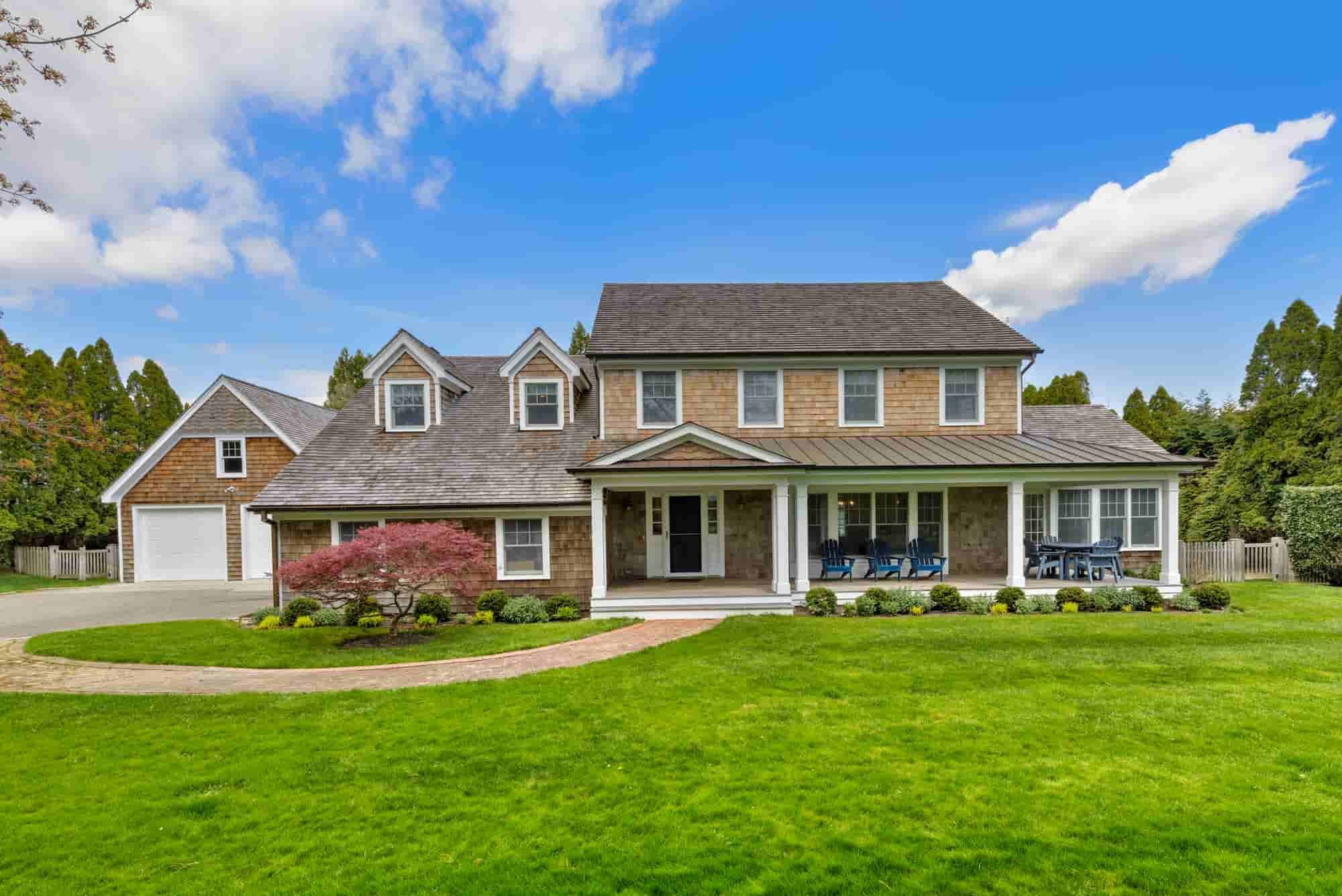 TRADITIONAL 4 BED, 3.5 BATH CLOSE EAST HAMPTON VILLAGE