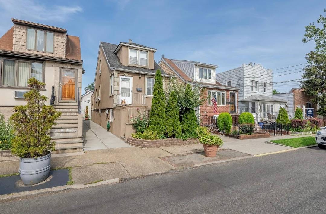 Discover the endless possibilities in this charming detached 2 family.