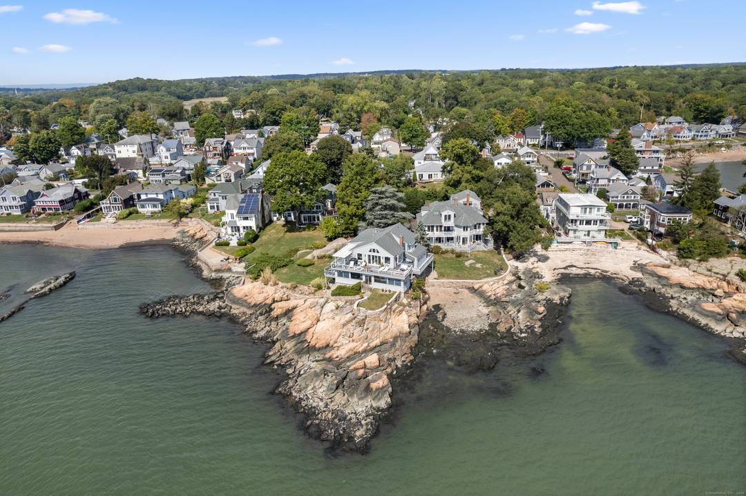 Wake up to sweeping 270 degree panoramic views of Granite Bay and Long Island Sound, where sparkling waters, scenic islands, and inviting beach areas stretch out before you.