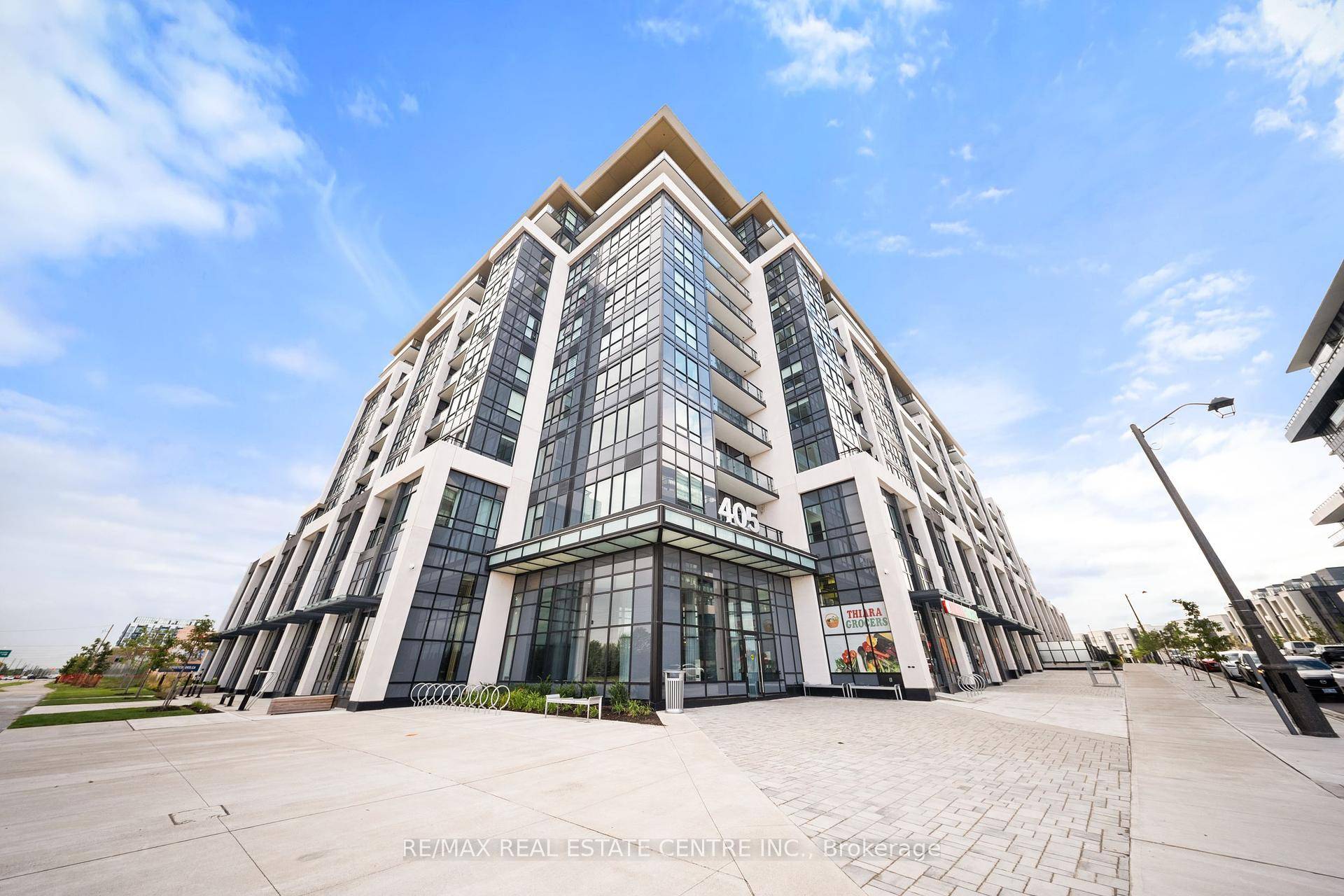 Welcome to Distrikt Trailside in North Oakville Condo Living Redefined !